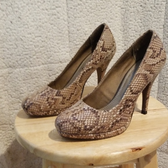 Heels - Picture 2 of 4